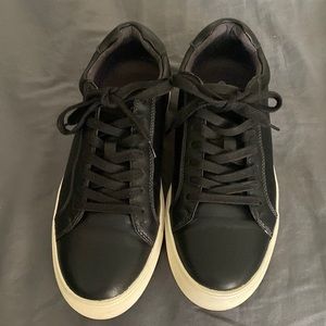 Dr Scholls minimal bkack and white sneaker.